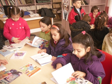Atatürk İlkokulu 2/B ve 2/C Sınıfı öğrencileri kütüphaneyi tanıdılar.