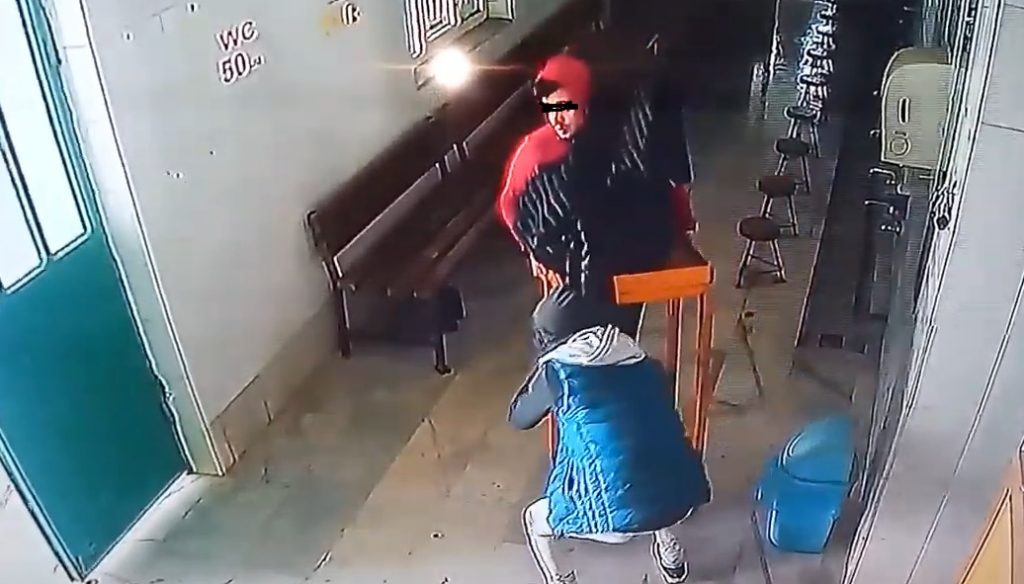 Cami’nin Yardım Kasasını, Masasıyla Çaldılar