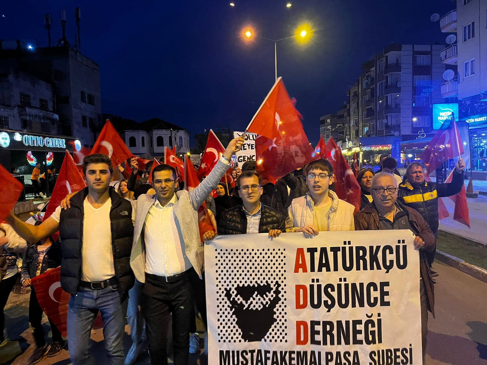 Mustafakemalpaşa'da Fener Alayı Yürüyüşü Gerçekleştirildi