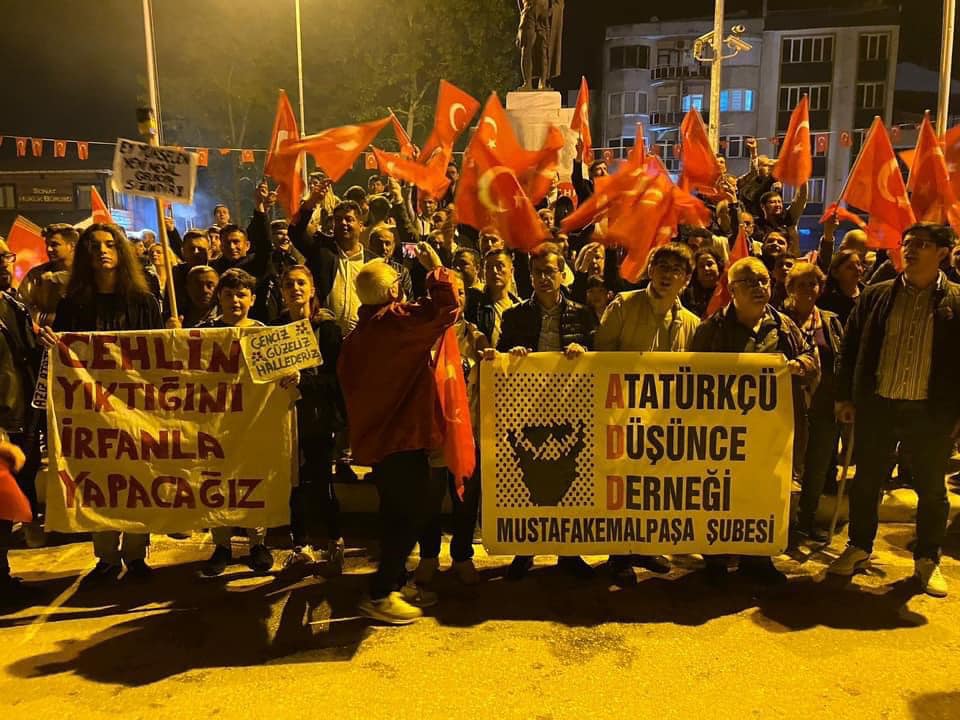 Mustafakemalpaşa'da Fener Alayı Yürüyüşü Gerçekleştirildi