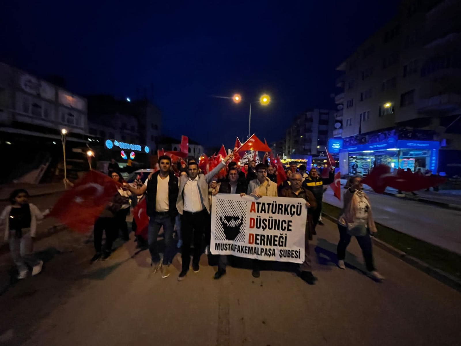 Mustafakemalpaşa'da Fener Alayı Yürüyüşü Gerçekleştirildi