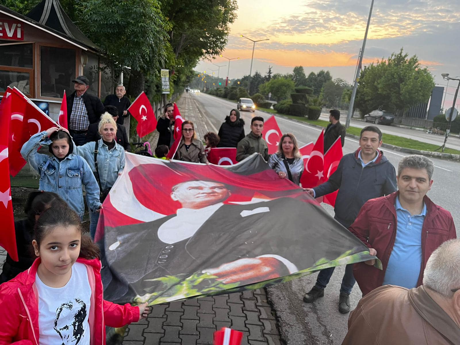 Mustafakemalpaşa'da Fener Alayı Yürüyüşü Gerçekleştirildi