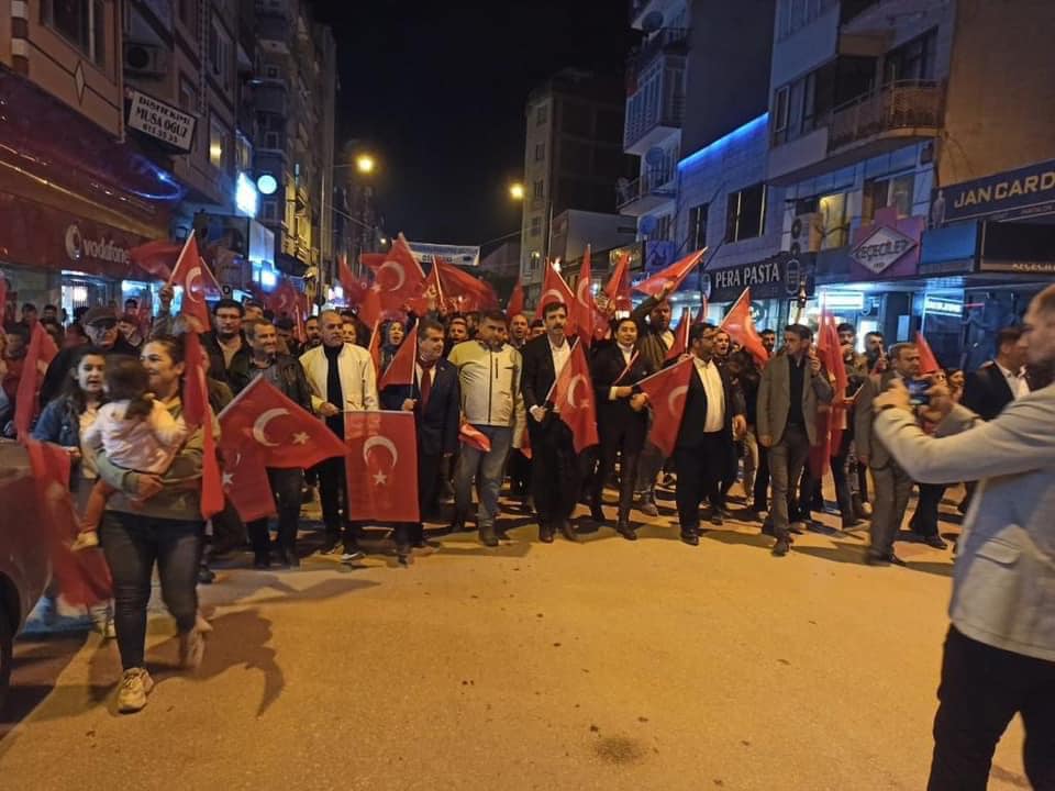 Mustafakemalpaşa'da Fener Alayı Yürüyüşü Gerçekleştirildi