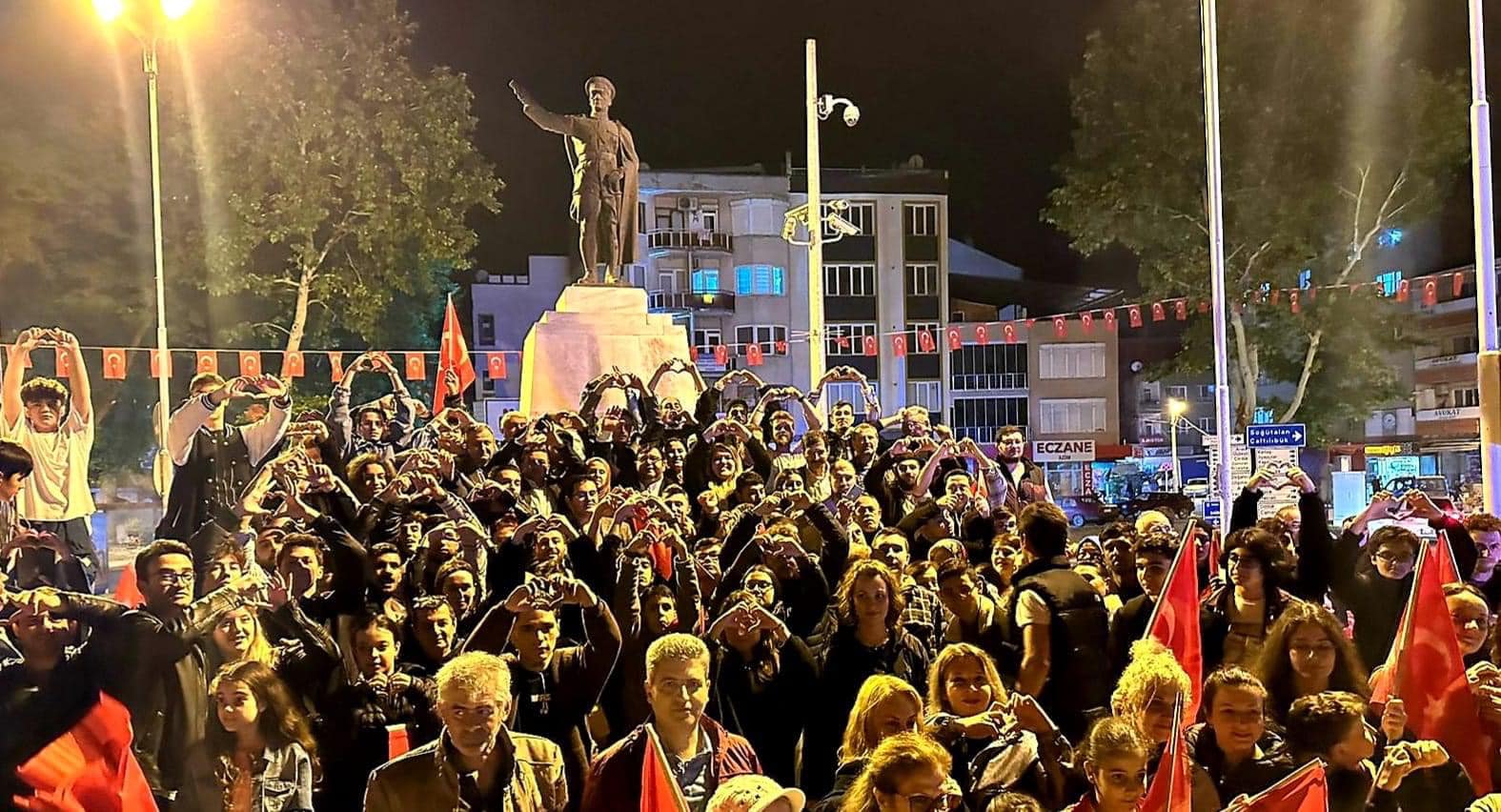 Mustafakemalpaşa'da Fener Alayı Yürüyüşü Gerçekleştirildi