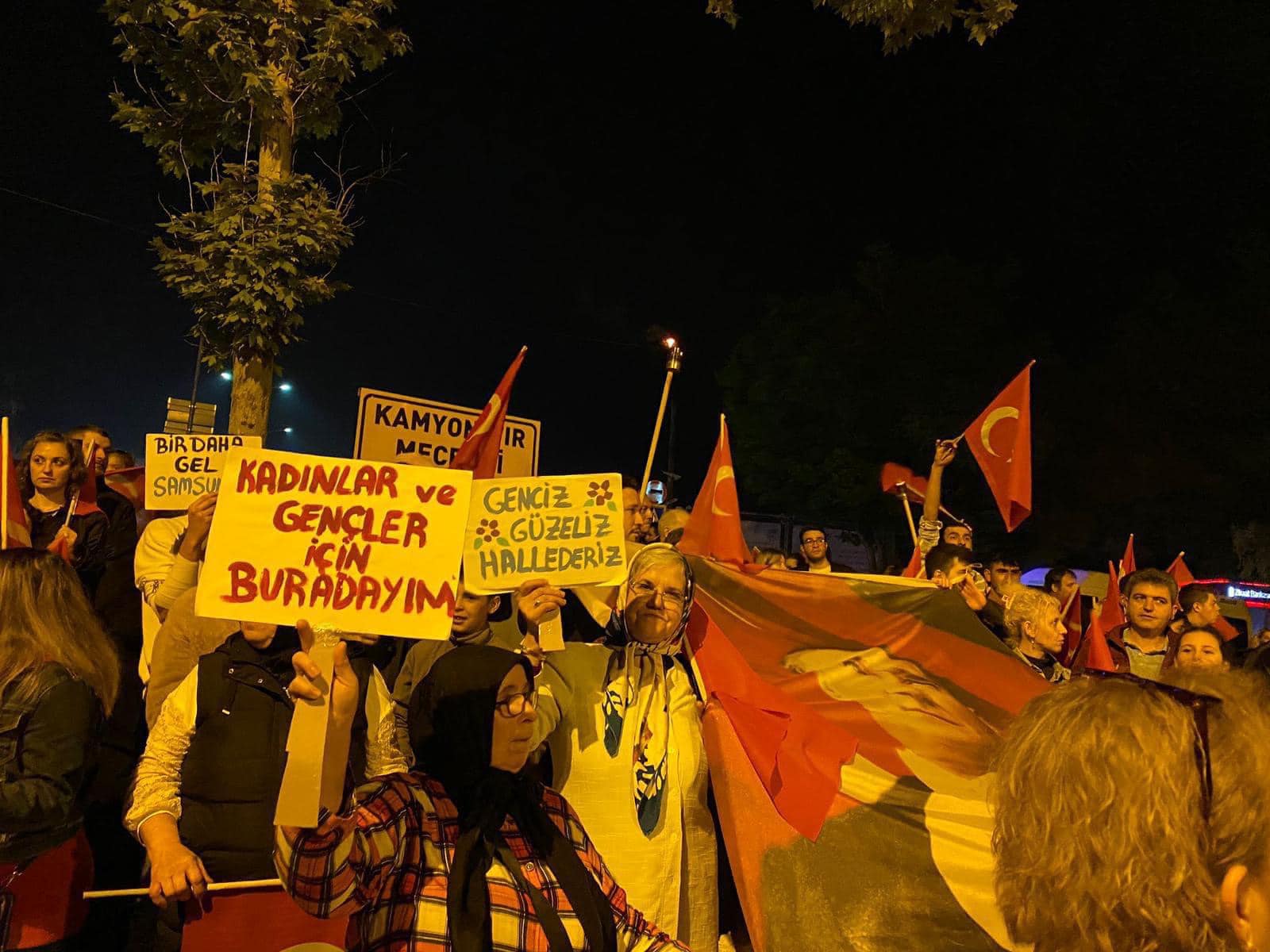 Mustafakemalpaşa'da Fener Alayı Yürüyüşü Gerçekleştirildi