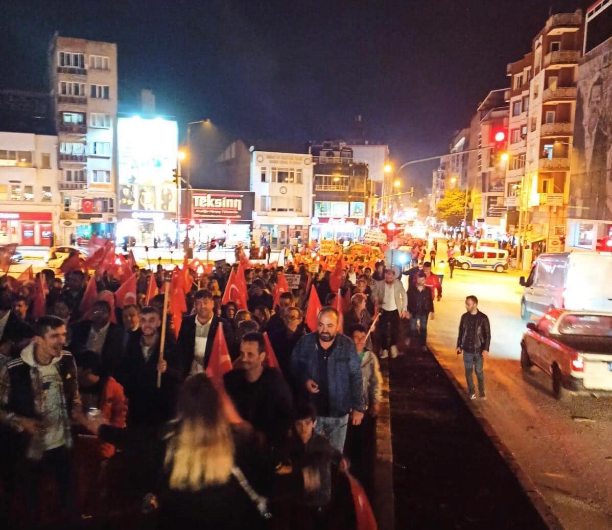 Mustafakemalpaşa'da Fener Alayı Yürüyüşü Gerçekleştirildi