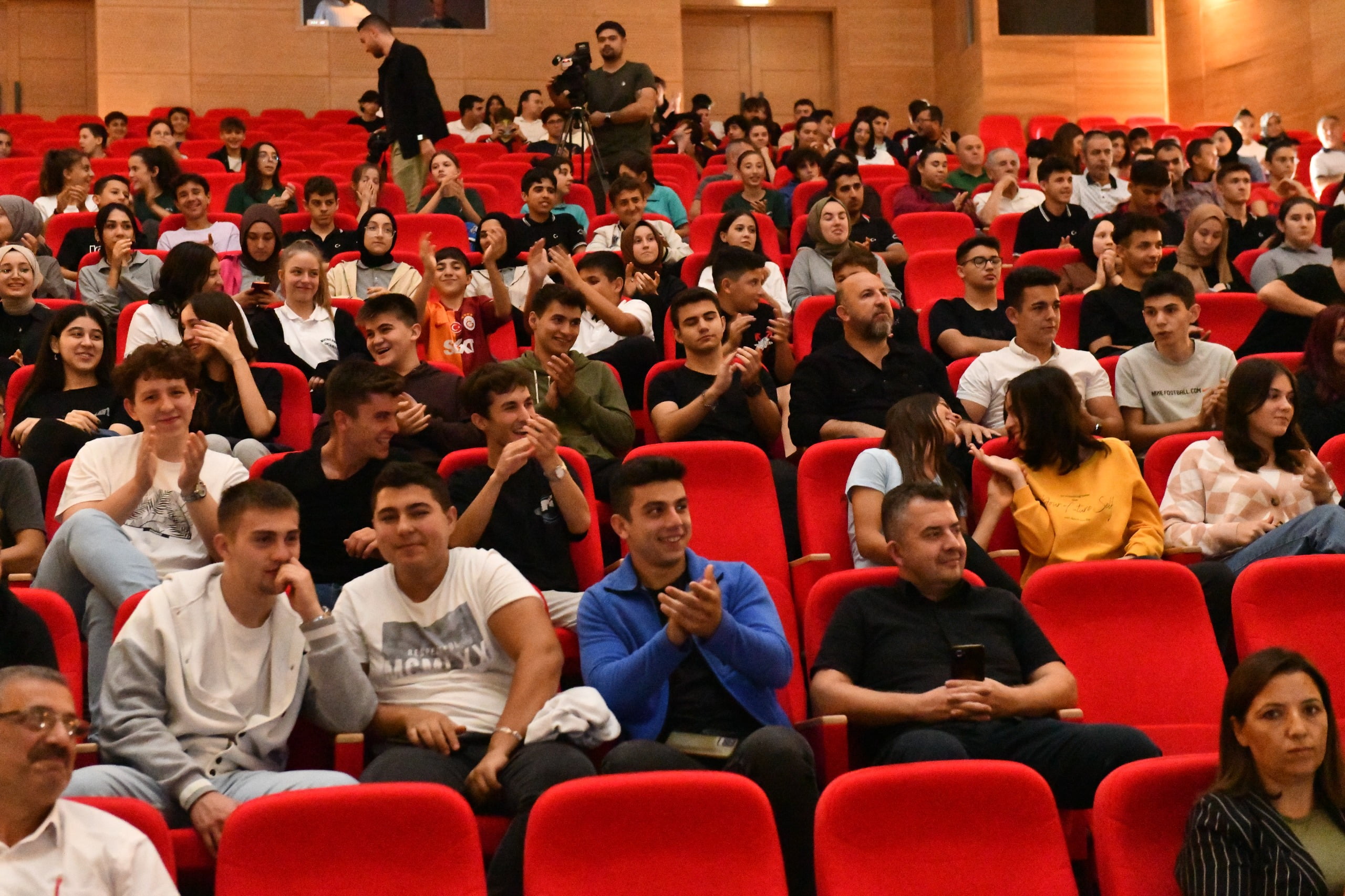 GENÇ BAŞKANDAN ÖĞRENCİLERİN BAŞARI ORANINI ARTIRACAK ÖZEL PROJE