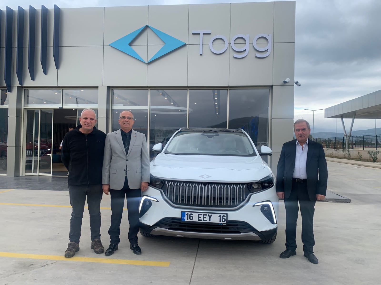 Mustafakemalpaşa Ticaret Borsası TOGG'u teslim aldı