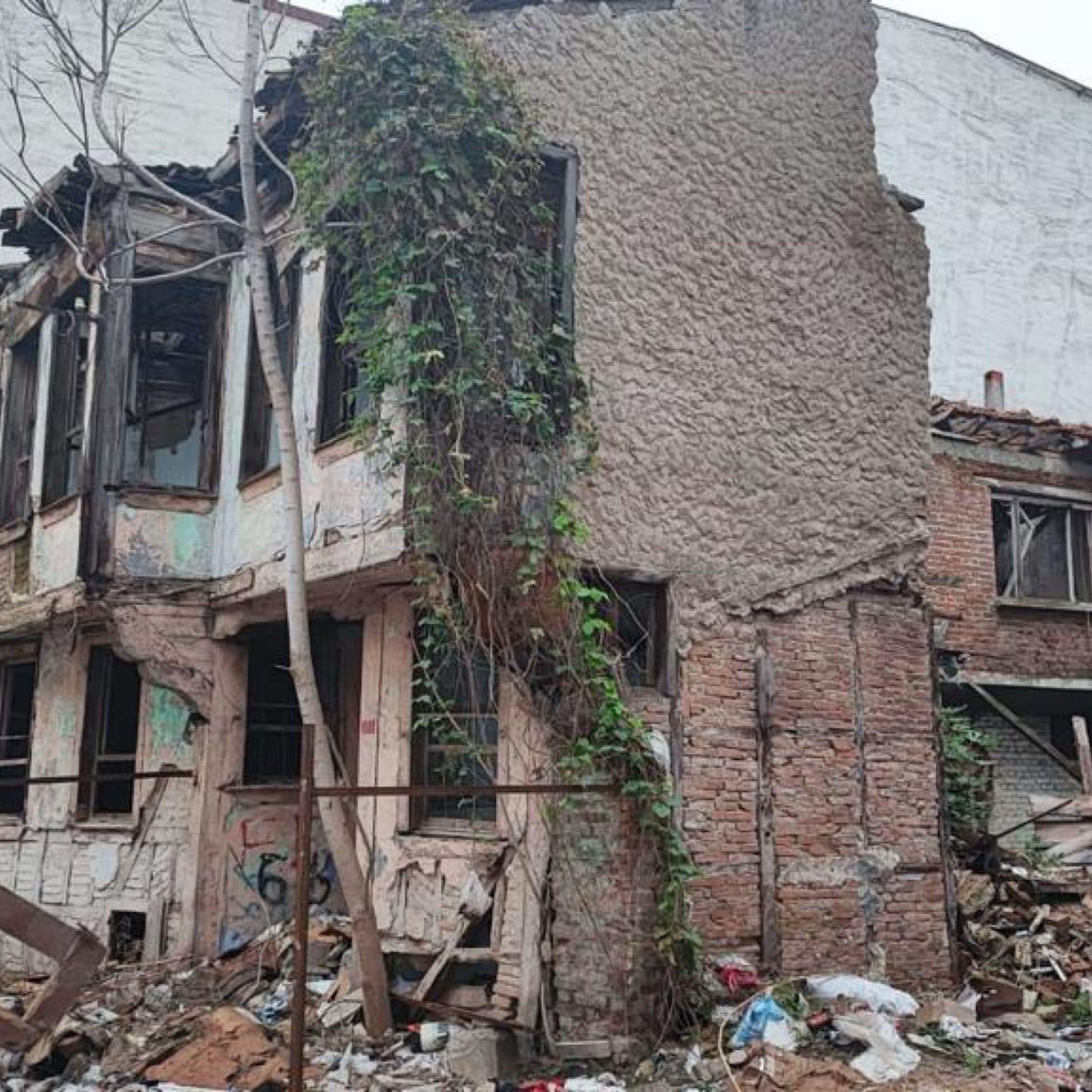 Tehlike saçan metruk binalar yıkılıyor