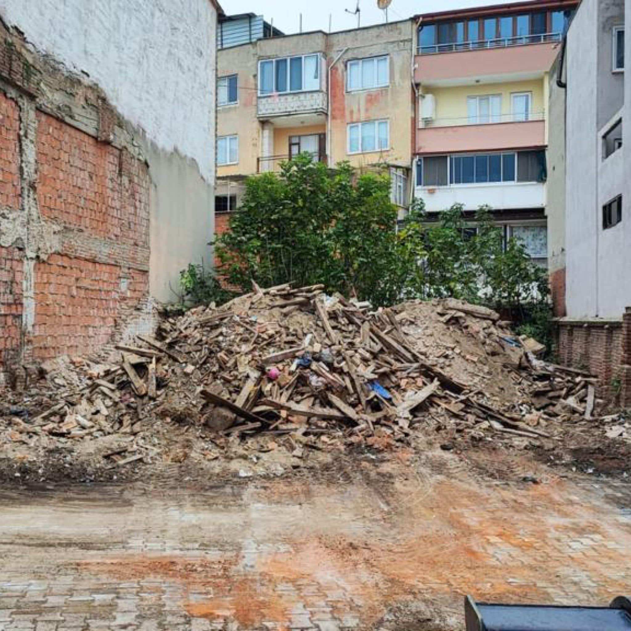Tehlike saçan metruk binalar yıkılıyor