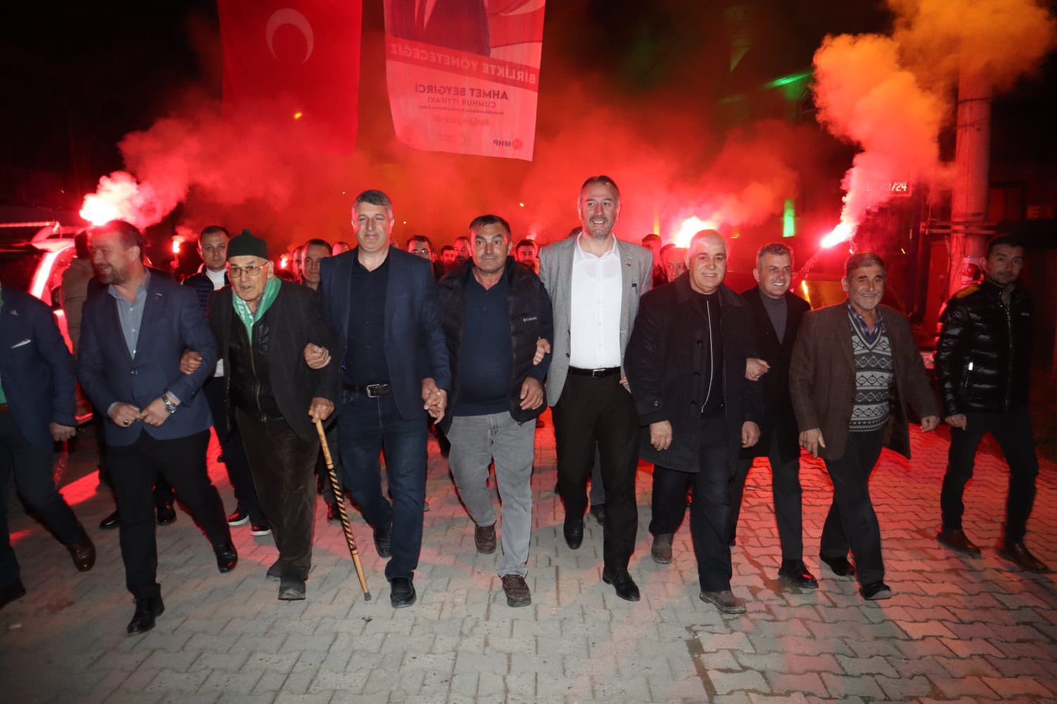 Bursa’da Alinur Aktaş, Mustafakemalpaşa’da Ahmet Beygirci