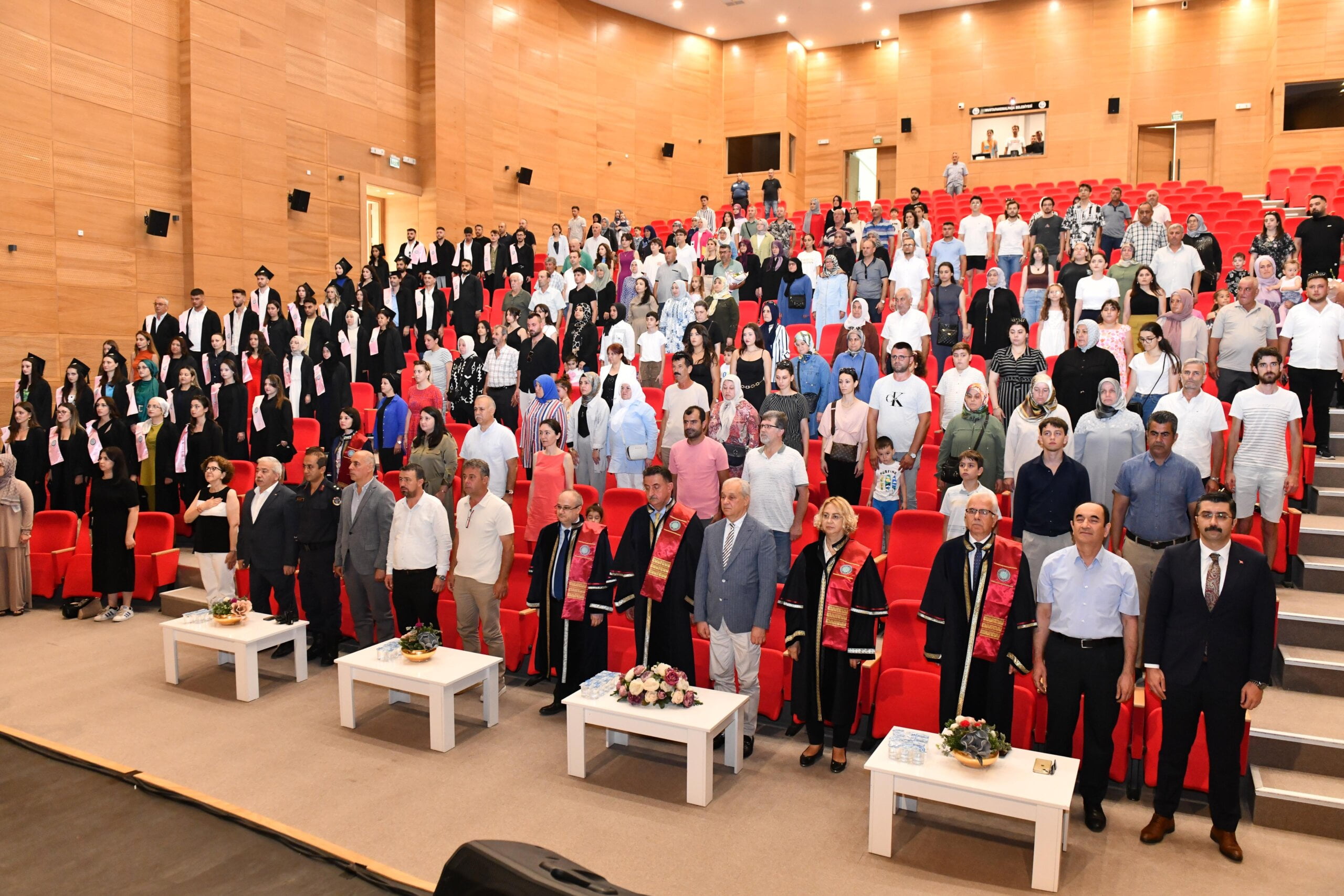 BAŞKAN ERDEM, GENÇLERİ MEZUNİYET SEVİNÇLERİNDE YALNIZ BIRAKMADI