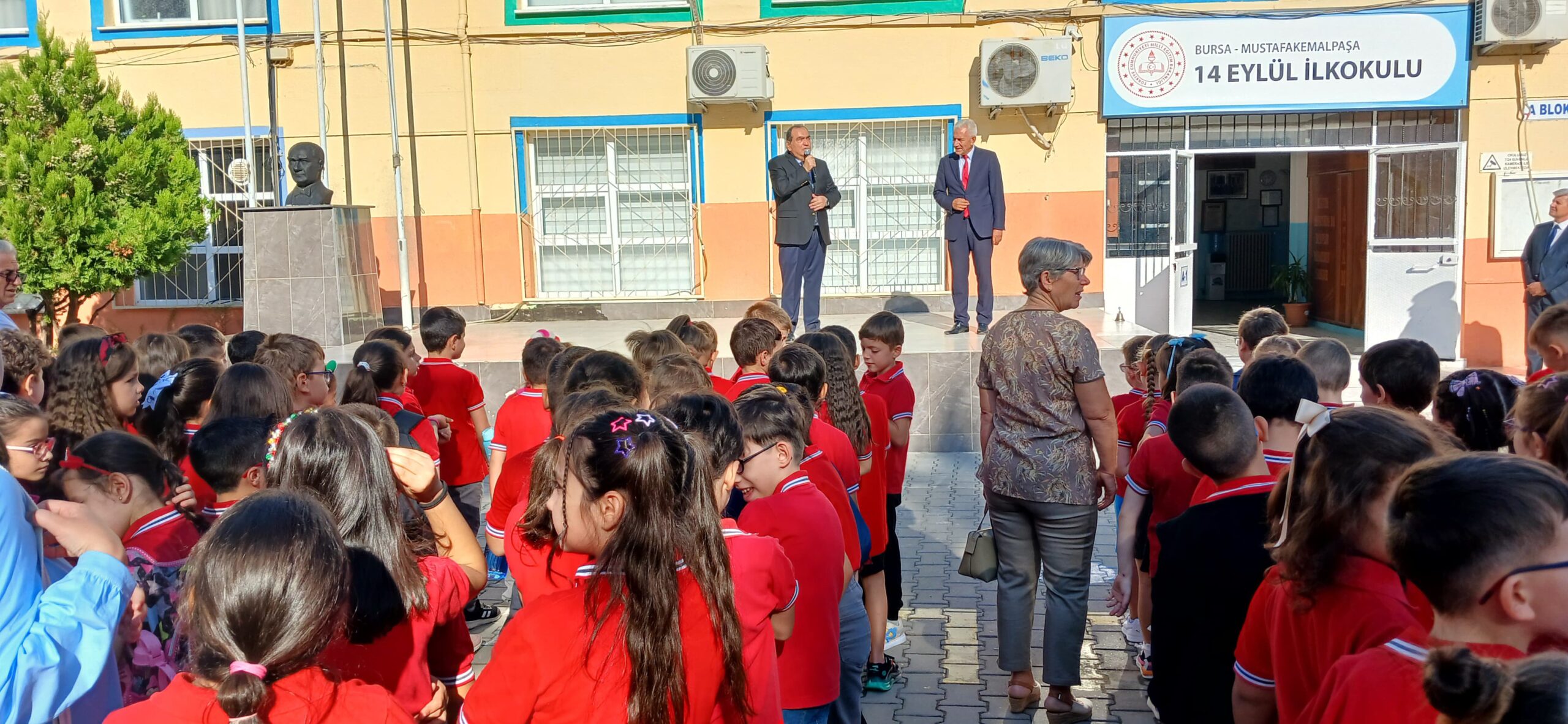 Kaymakam Okur, İlk Ders Zilini Öğrencilerle Birlikte Çaldı