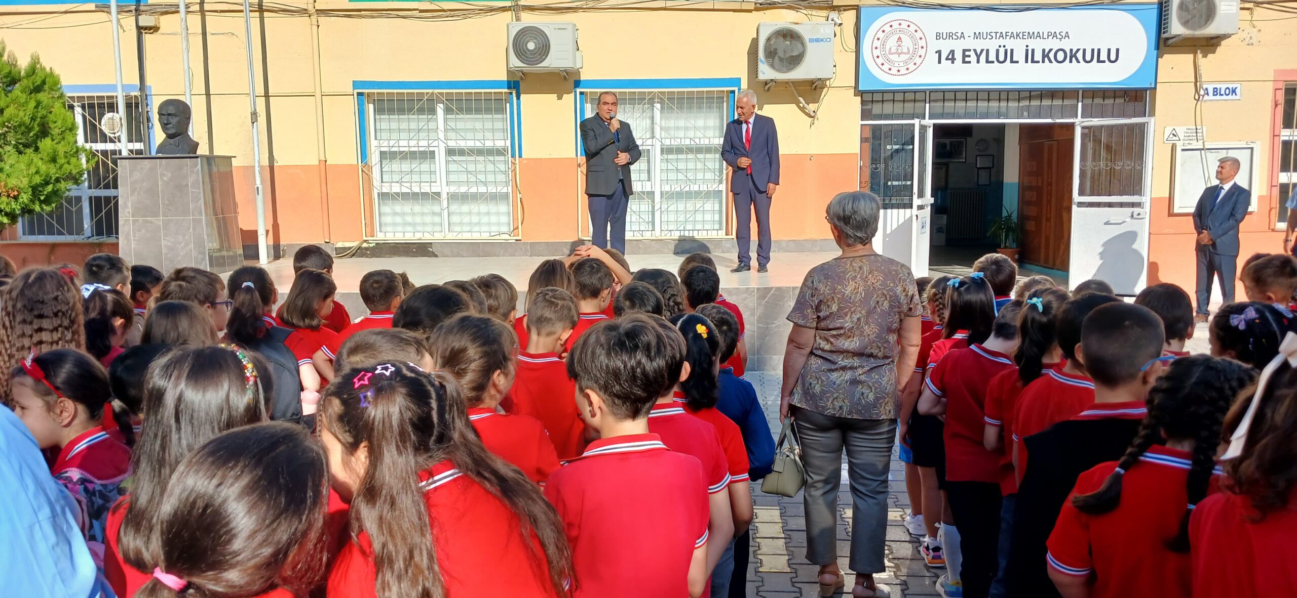 Kaymakam Okur, İlk Ders Zilini Öğrencilerle Birlikte Çaldı