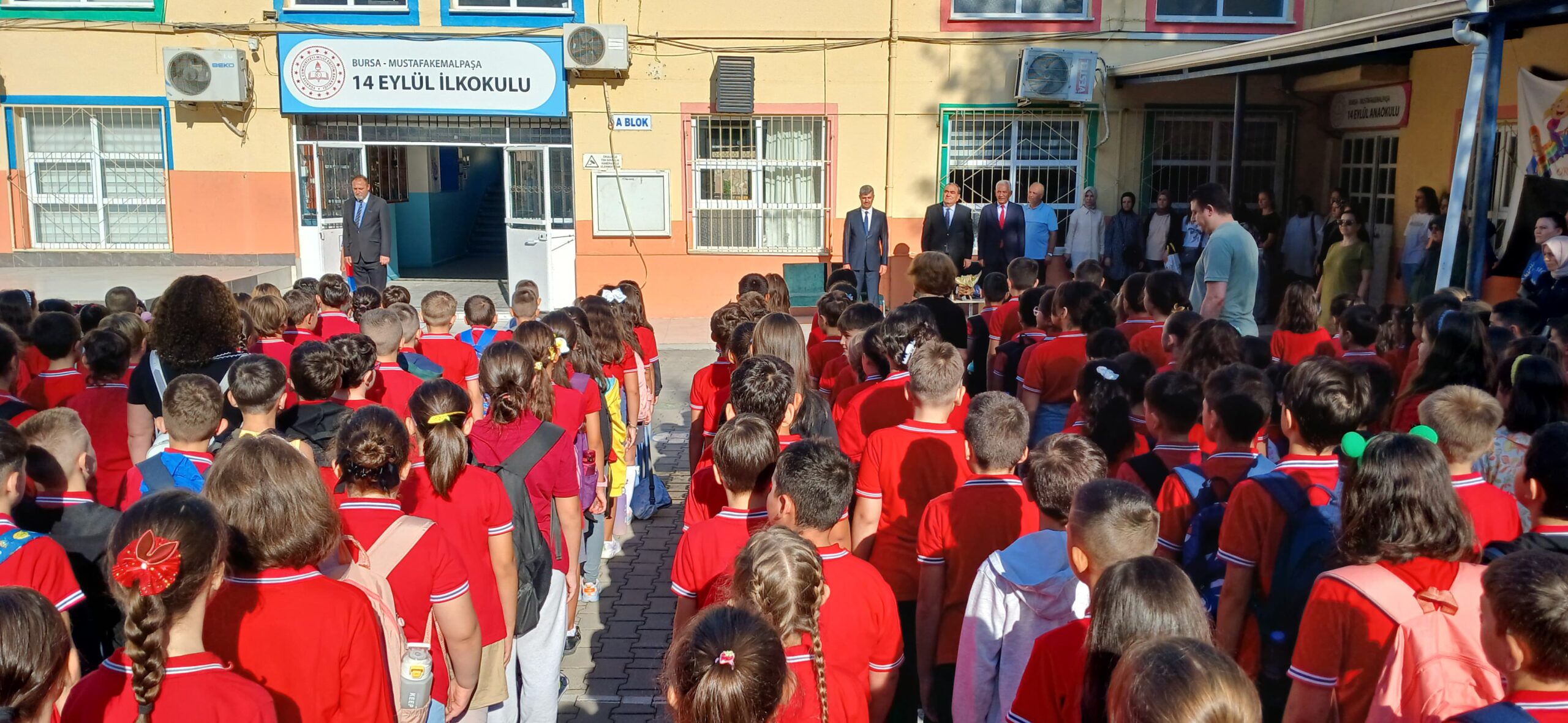 Kaymakam Okur, İlk Ders Zilini Öğrencilerle Birlikte Çaldı