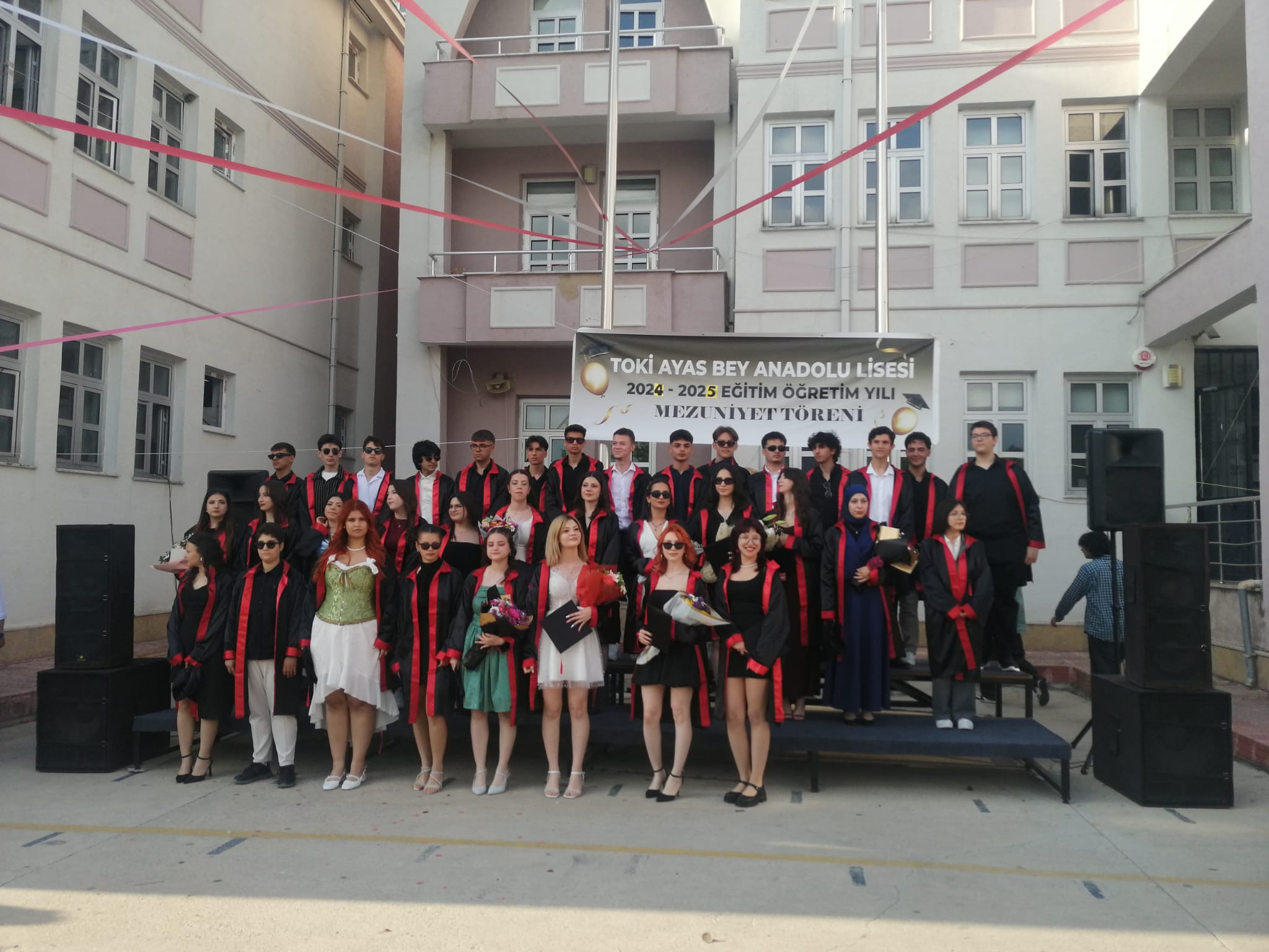 TOKİ Ayas Bey Anadolu Lisesi'nde Mezuniyet Coşkusu