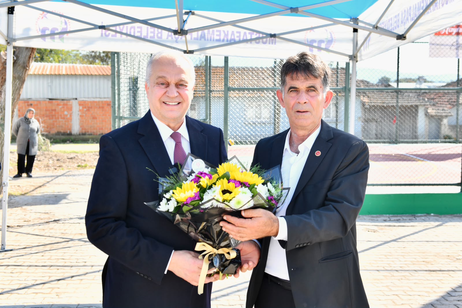 BELEDİYEDEN YENİ SPOR SAHASI